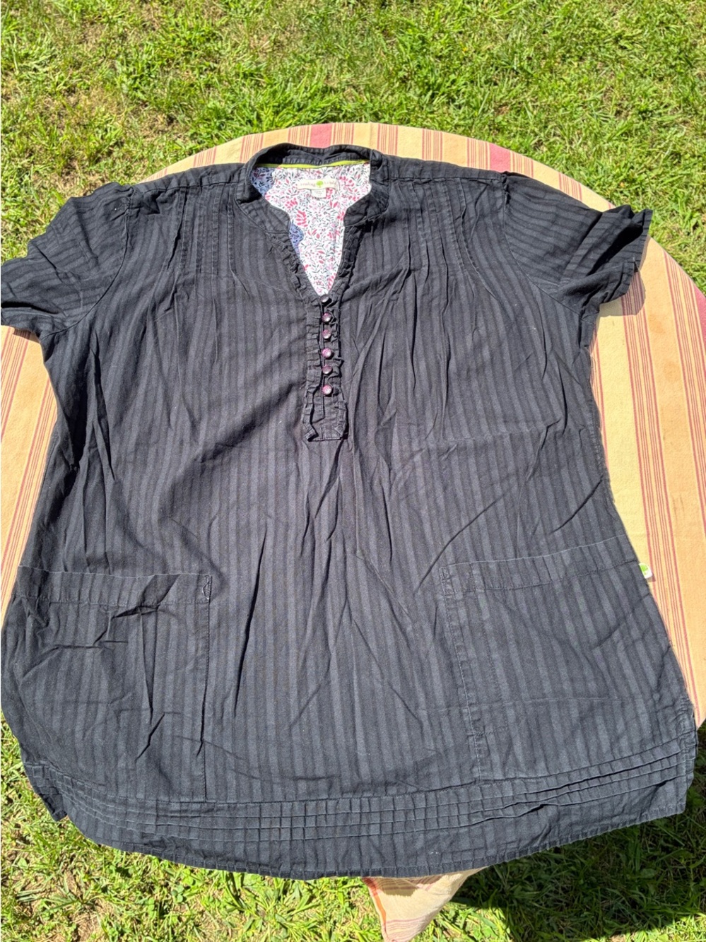 “healing hands” Black Short-Sleeve Split-Neck Scrub top